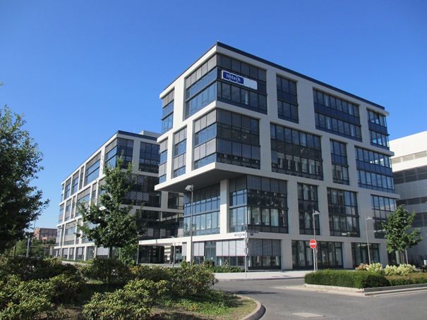 Außenansicht eines neu gebauten Bürohauses in den Gadway Gardens in Frankfurt am Main