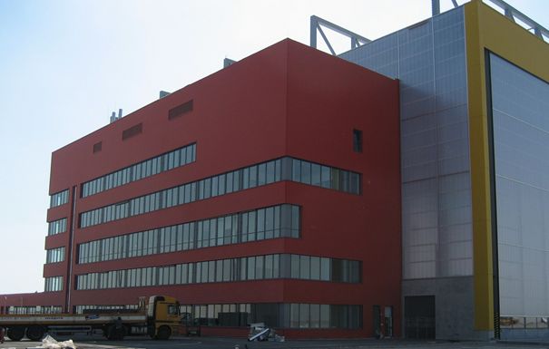 Fassade des DHL-Hub in Leipzig, ein Hangargebäude mit Büro- und Sozialräumen