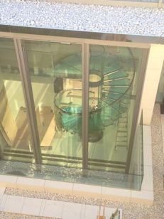 Wendeltreppe aus Glas in einer Villa auf Mallorca