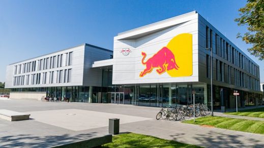 Fassade des Trainingszentrums des RB Leipzig mit dem Logo des Vereins