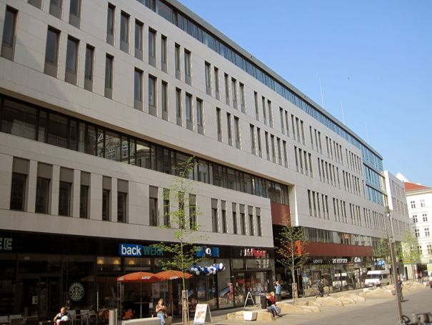 Blick auf den Neubau der Universität Leipzig mit angeschlossener Ladenzeile in der Grimmaische Straße in Leipzig