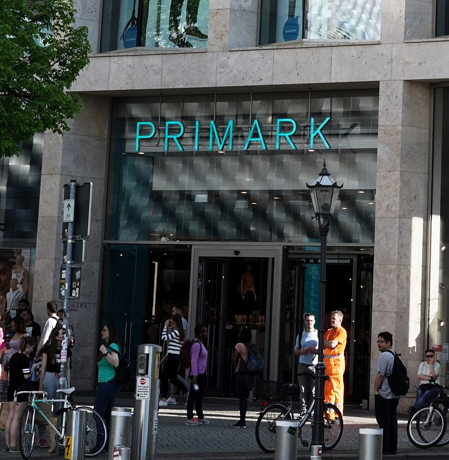 Haupteingang des Primark in Leipzig, zeigt nur die Türe mit Passanden