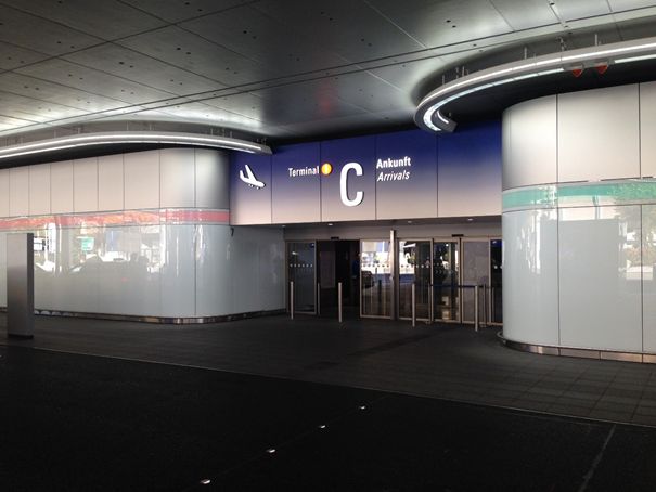 überdachte Ansicht auf den Ankunftsbereich des Terminal 1 am Flughafen Frankfurt am Main