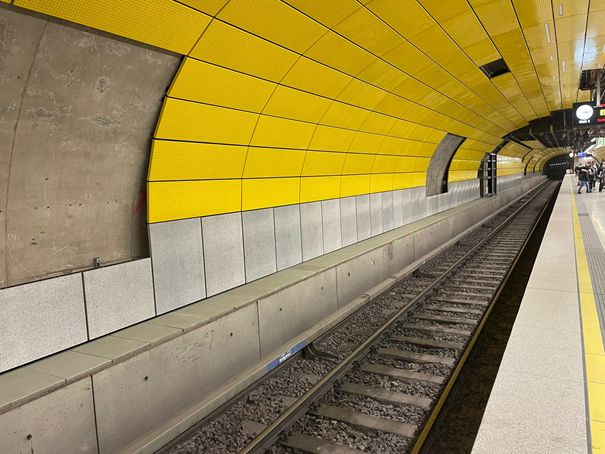 Wand des U-Bahn-Tunnels an der Haltestelle Sedlinger-Tor in München