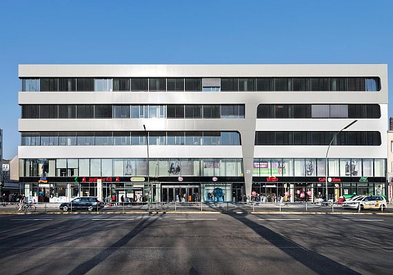 Frontalansicht des ehemaligen Hertie Kaufhaus in Berlin